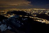 Salita notturna sul Resegone rischiarato dalla neve con vista sulle luci della pianura filtrate dalla nebbia il 23 novembre 2010 - FOTOGALLERY